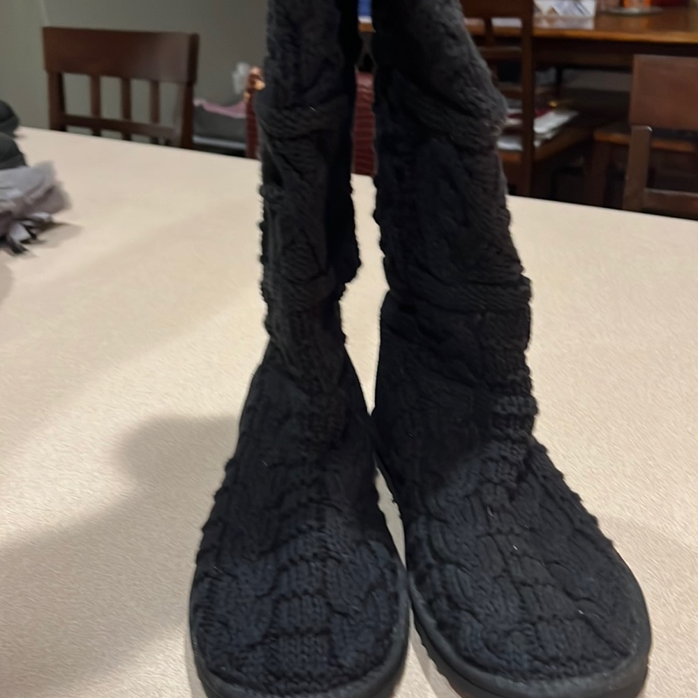 Black sweater Uggs